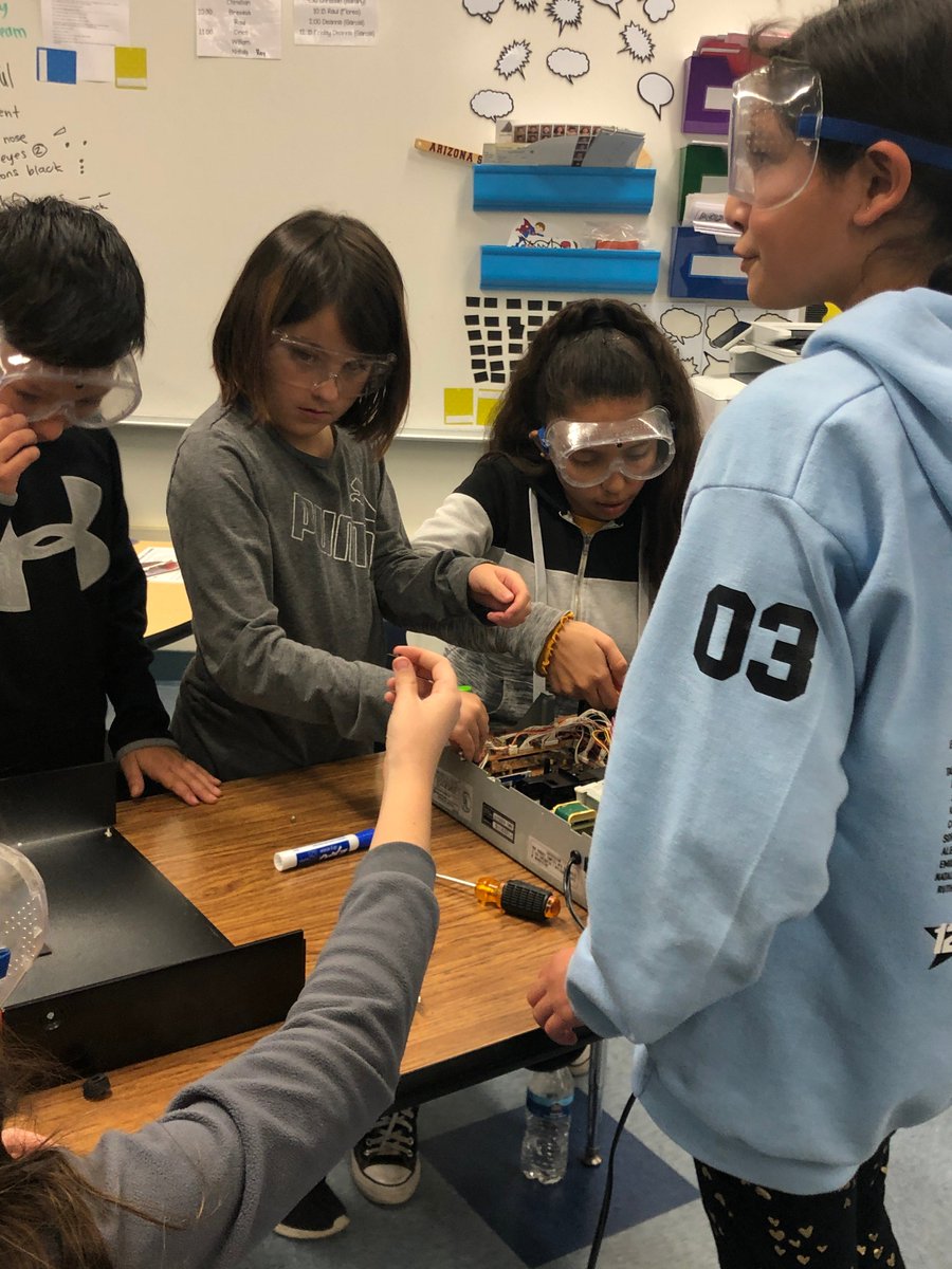 MarinaWestShark's tweet photo. A wonderful learning experience for our Ss! Thank you, @NASAJPL @NASAJPL_Edu ! @OxnardSD @TheSTEMDude https://t.co/I8n9lUdAat