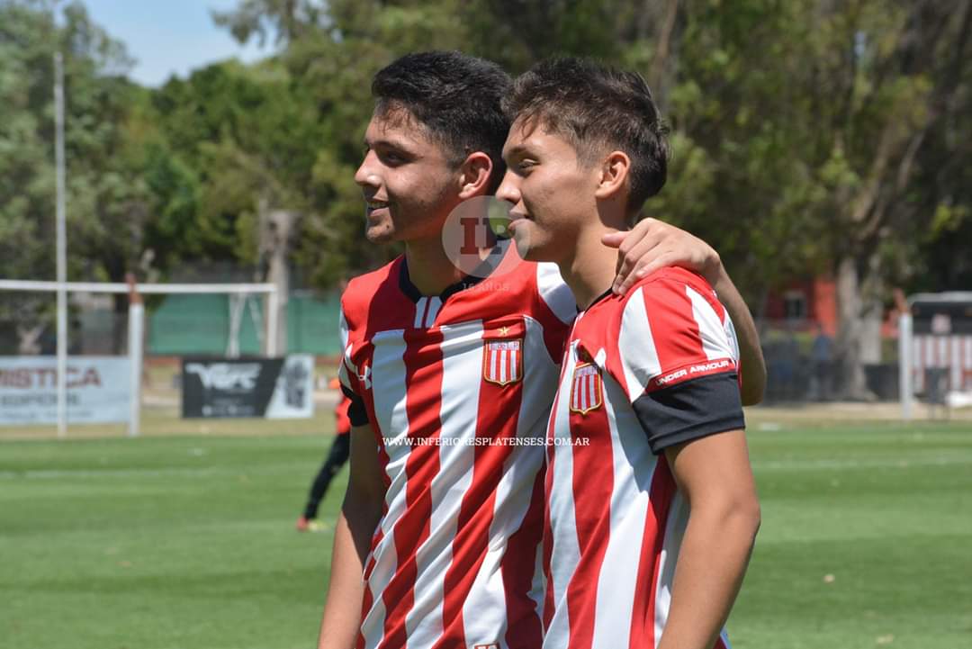 InferioresP's tweet photo. #EDLP 🇦🇹🦁 #Premiados 🏅 Algunas frases en #IPRadio, cuando fue Revelación de Oro 2019 en las #FiestasIP🎉:
. "Con Andrés (su hermano) ahora hablamos más de tácticas, tratamos de ayudarnos" -comparten mediocampo en #Reserva.
. "Darío (Sarmiento) es un jugador que admiro" https://t.co/DiDT1lspun