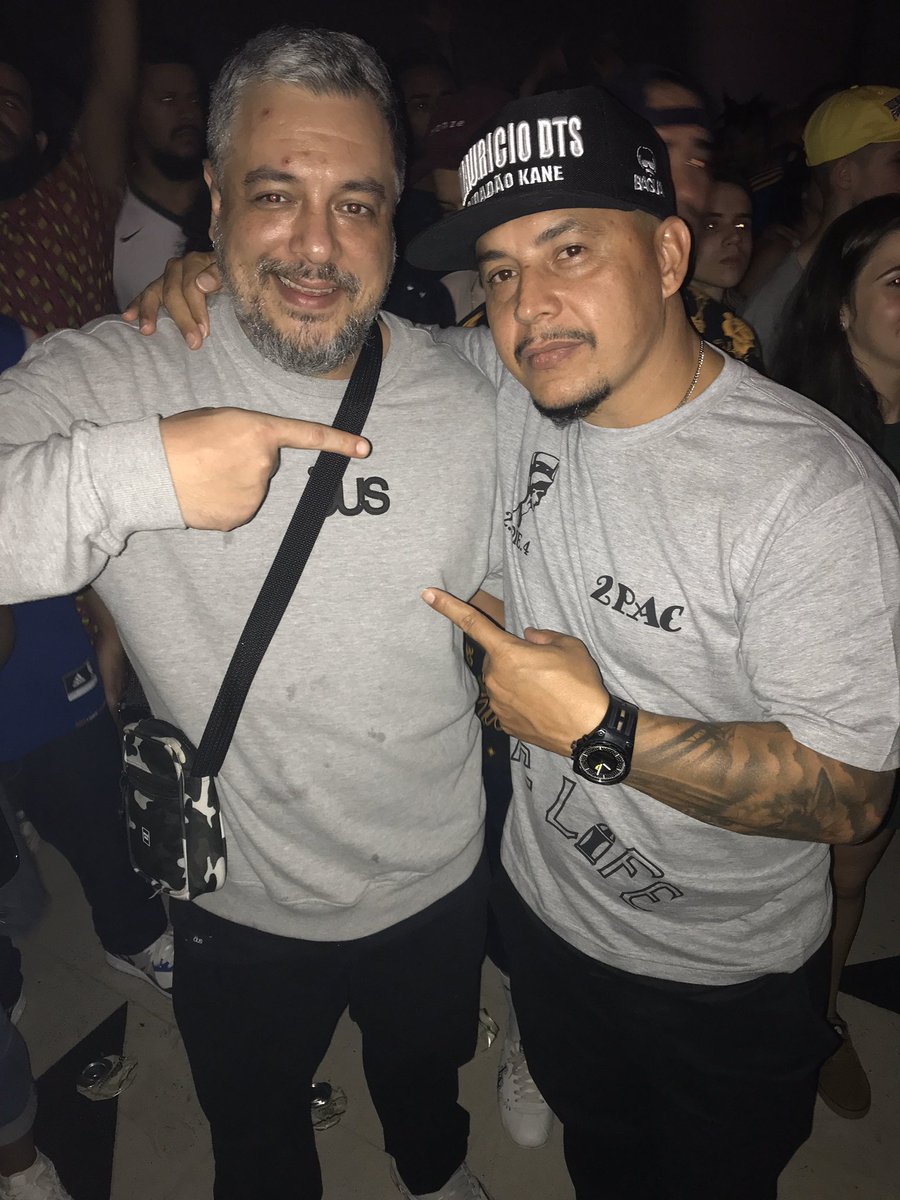 detentosoficial's tweet photo. Tive a satisfação de trombar no show do @realghostfacekillah o zica @rodrigo_ogi ,tmj forte abs mano #ogi #baguarecords #1dasul #rap #rapnacional #hiphop #culturahiphop #mauriciodts #cidadaokane #detentosdorap #rap4life #gangstarap #oldschoolrap #hiphopoldschool #capao #rua https://t.co/tmi9pICe5u