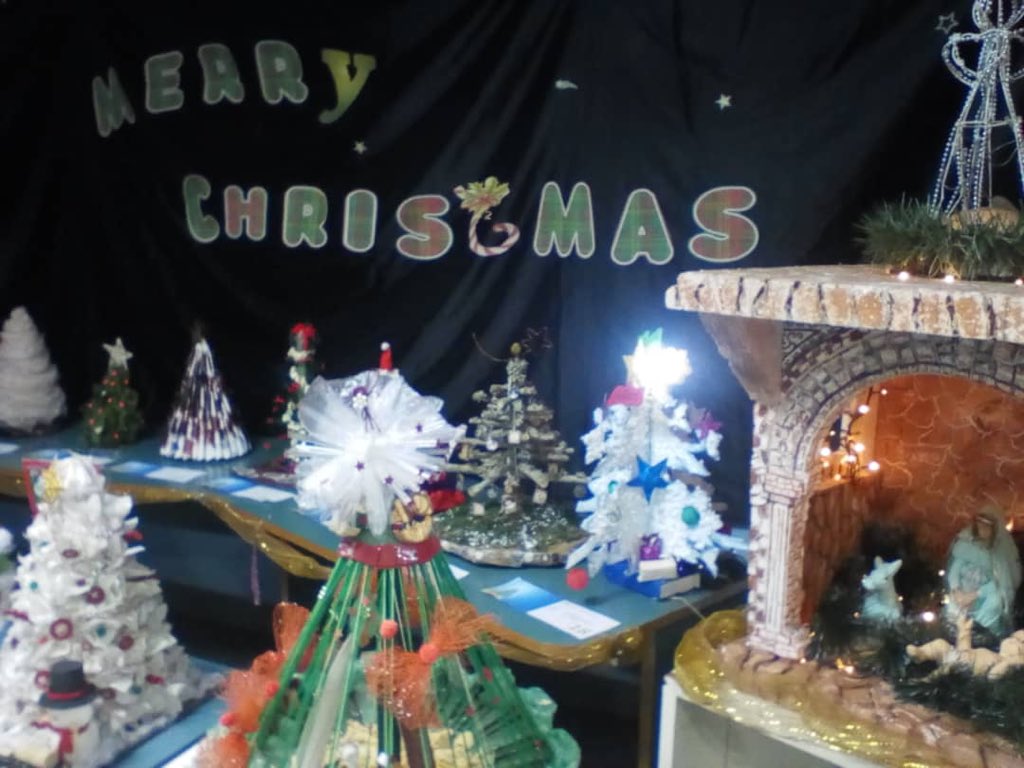 cvadelcentro's tweet photo. Christmas 🎅🏻is here! Aquí está nuestra exhibición de arbolitos de navidad🌲que compiten en el 4th. Christmas Tree Contest.
Suerte a todos los participantes.
Good 👍 Luck!
#cvadelcentro #passionforenglish #makeyourdreamshappen #thebestisyettocome #christmastreecontest https://t.co/zq4q8mT75m
