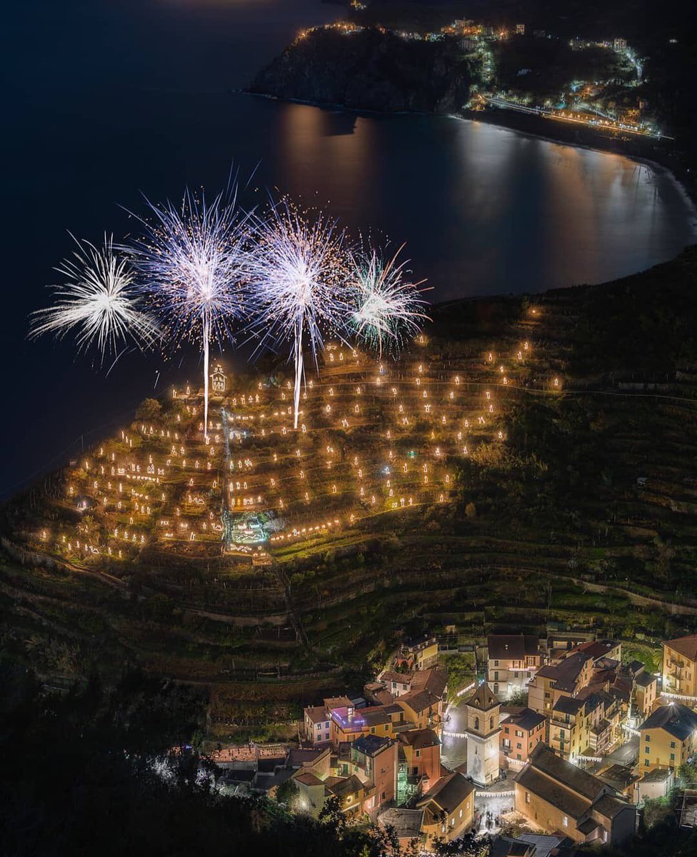 ig_liguria's tweet photo. La tradizionale accensione del famoso presepe di #Manarola
........................................................
🔸Photo by: @porziolifrancesco https://t.co/XJSPUxzD0U