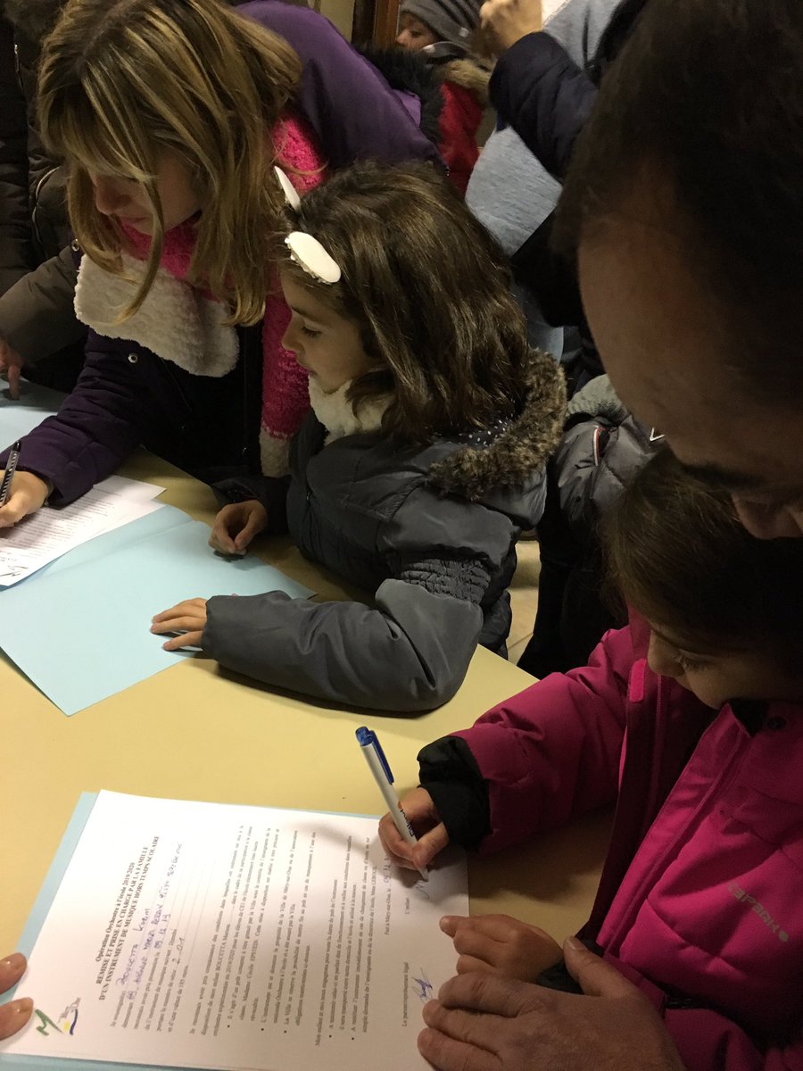 ORCHESTRE À L’ÉCOLE 
Après différents essais, les élèves de la classe de Mme Epstein à Jean Jaurès se sont vus remis leur instrument pour cette année scolaire. L’apprentissage va pouvoir débuter... avec une 1re représentation lors des vœux du 25 janvier.
#musique #école #Méry