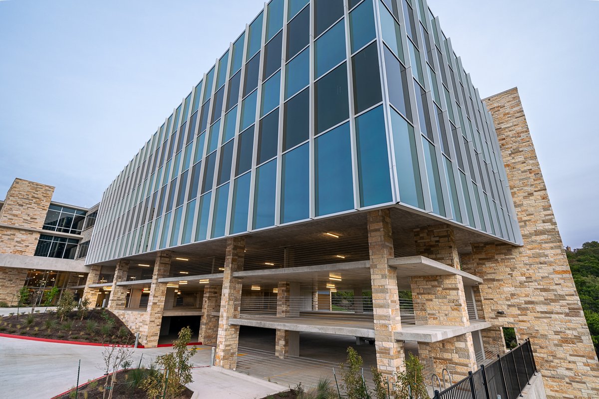 whiteconstcom's tweet image. #WCC is proud to have worked with @view_inc_ on the first Austin-installation of Dynamic Glass on the Davenport 360 project. Dynamic Glass is a cutting-edge product that changes its tint automatically to optimize light, provides HVAC cost savings, and employee health benefits.