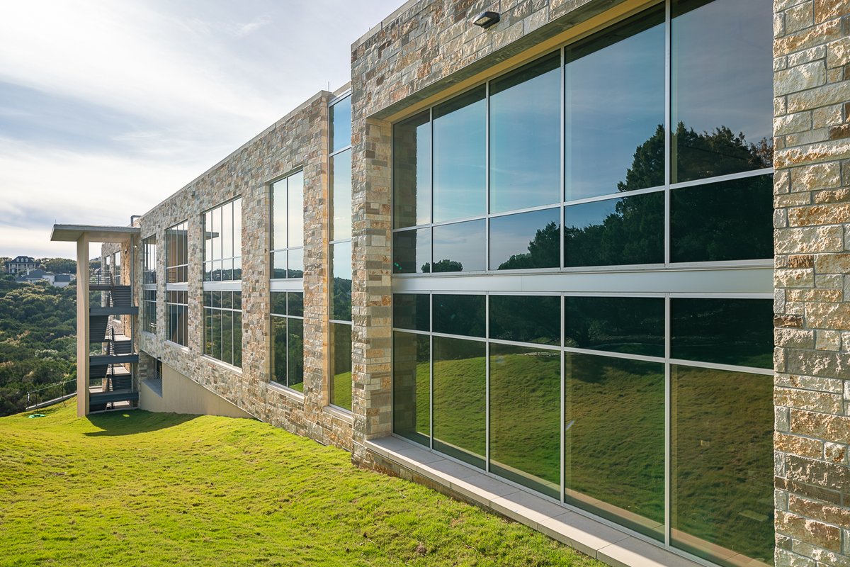 whiteconstcom's tweet image. #WCC is proud to have worked with @view_inc_ on the first Austin-installation of Dynamic Glass on the Davenport 360 project. Dynamic Glass is a cutting-edge product that changes its tint automatically to optimize light, provides HVAC cost savings, and employee health benefits.