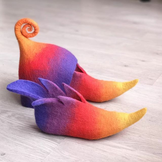 EtsyLithuania's tweet photo. Amazing ombre set for elf by @zavesfelt .
.
#slippers #Color #rainbowshoes #feltslippers #feltedhat #colorfullshoes #fairyshoes #elvenshoes #elfhat #woolshoes #cosplayshoes #etsy #etsylithuania #colourcolourlovers #ombre #etsyeurope #etsysuccess #shopsmall https://t.co/qJjPJpLNUW