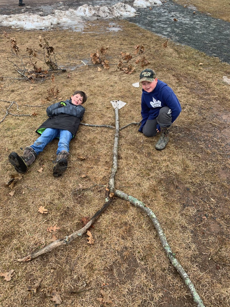 SDE_School's tweet photo. Grade 4/5 explored ratios by working together to construct a ‘stick man’ to scale. It was so much fun!  @OutDrClassroom https://t.co/mQ0E6Xk4LE