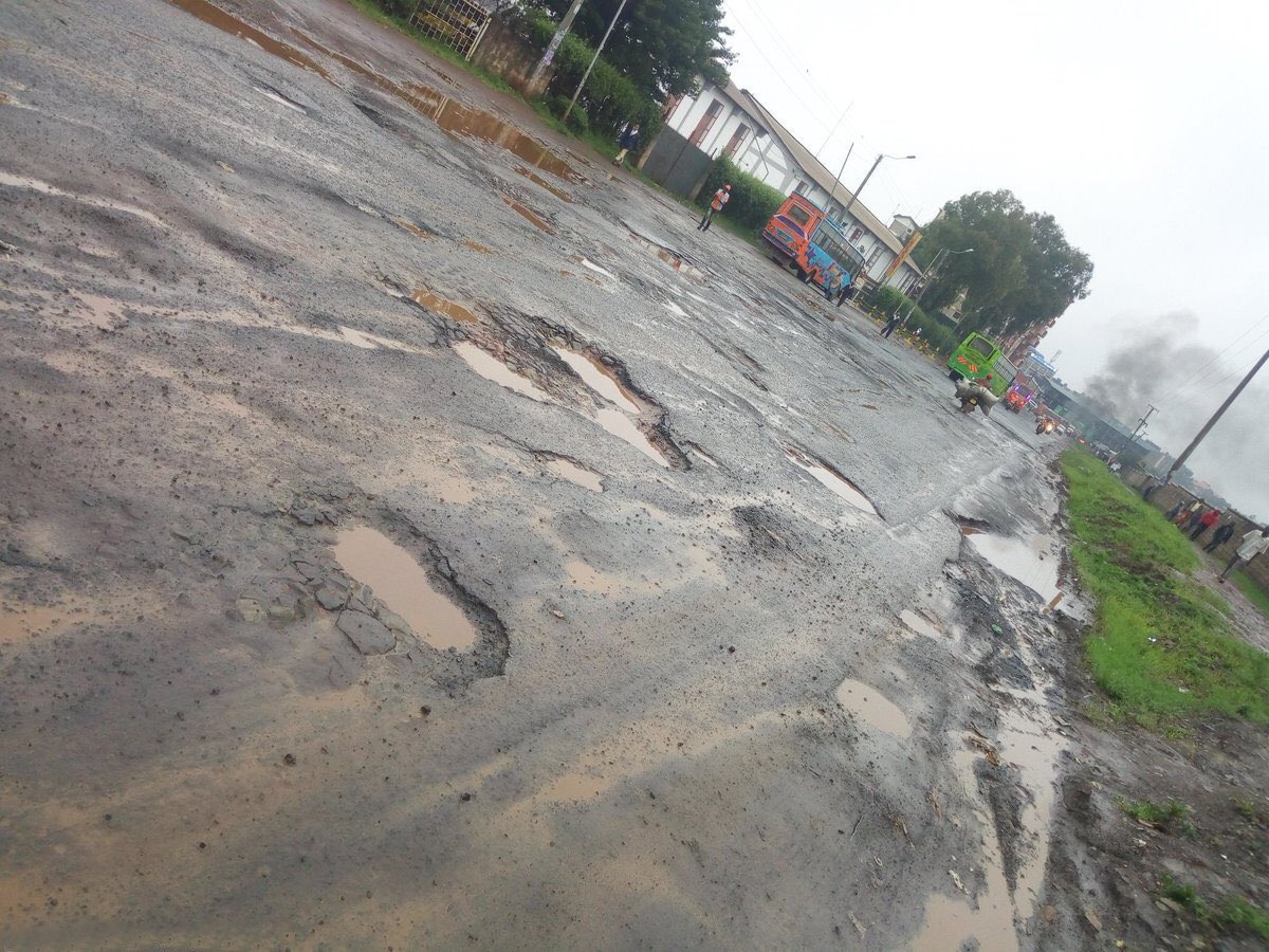 While #SonkoInCourt this the condition of #Kasarani_mwiki_road ..Its very annoying to see the road that connects two major roads ,ie #ThikaSuperhighway and #KangundoRoad can be in such a condition. @NairobiCityGov @WilliamsRuto #UhuruKenyatta @SakajaJohnson @MercyGakuya