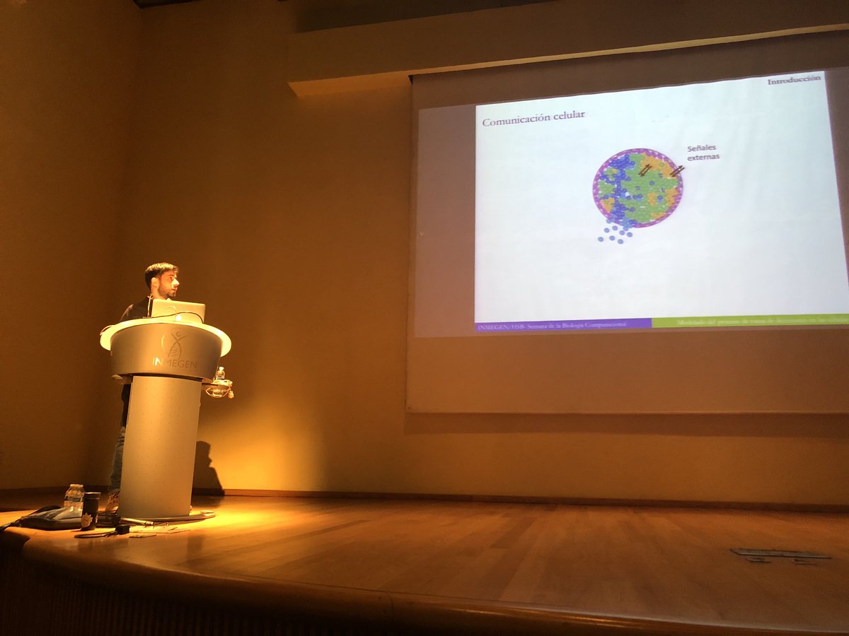 Iehchel's tweet photo. Aarón Vásquez presenta su trabajo sobre toma de decisiones celulares en cáncer en la Semana de la Biología Computacional en el @INMEGEN 

#SemanaBioComp
#CompBioFest https://t.co/hiCX25DDP4