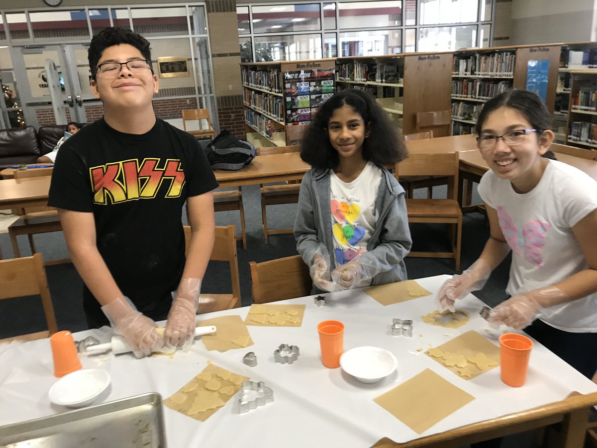 BowieMS_Library's tweet photo. Adulting Class: BAKING was a #sweet success. Creating a culture of contributors not just consumers in the #BearDen. #handson #ReadLearnDo #ContributionMindset @JBMS_Bears @FBISD_Libraries @superdupre https://t.co/CvdRtggMLF
