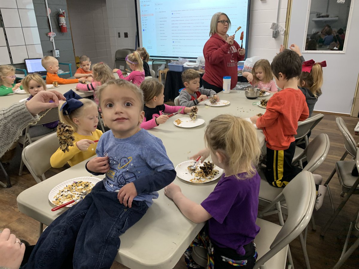 misshaleyj17's tweet photo. We made bird feeders this morning in our gardening class. I love the experiences our 4 year olds get here! #GCBgreatstart https://t.co/onQJcV5r6D