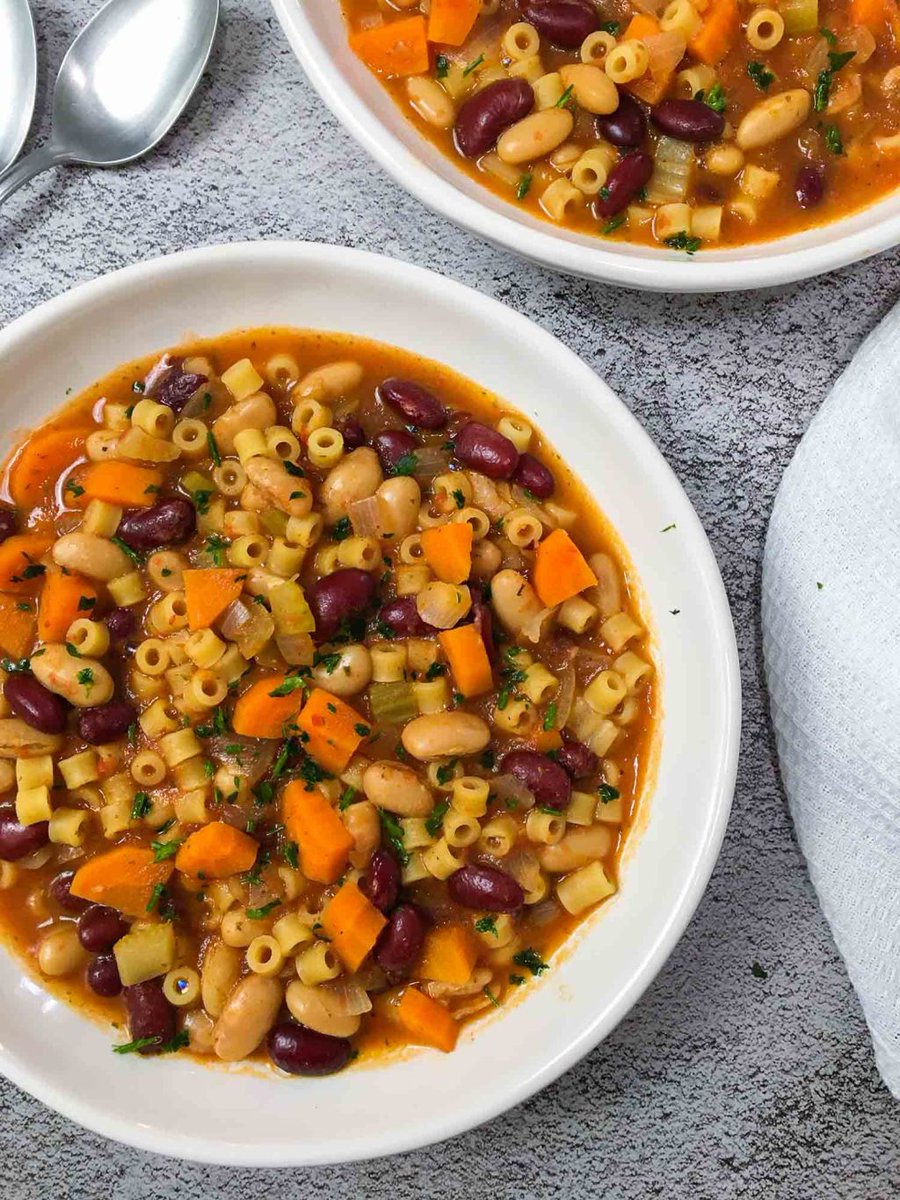 tHealthyKitchn's tweet photo. Pasta e #fagioli (or pasta #fazool) is a traditional Italian dish made with pasta and beans that is perfect for chilly nights. #plantbased #vegan #italianfood #italian #pasta #beans #dinner #oilfree #wfpb #instantpot #onepot… https://t.co/k56Fd7XAH3 https://t.co/xInlwaJEYJ