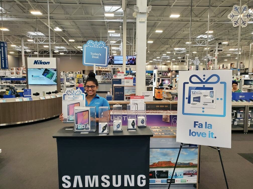 houstonsamsung's tweet photo. FaLaLoving these Samsung Savings for gifts everyone will love!! #Whosonyourlist:) #HoustonSESFlagship @mrentas258 @Krivs14 https://t.co/CY7Ab8RGCY
