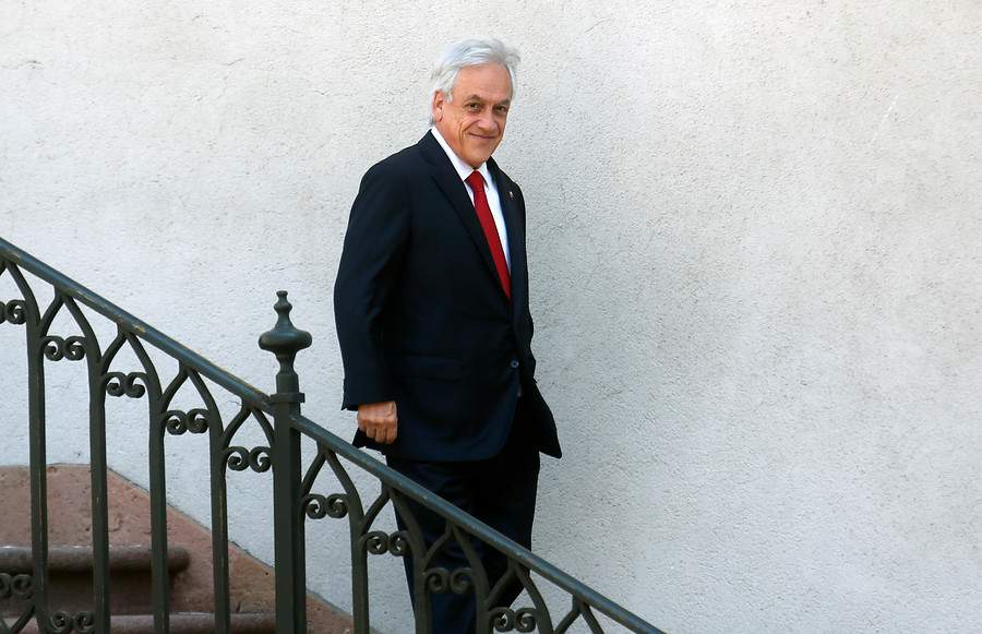 latercera's tweet image. Argentina: residentes chilenos organizan protesta contra Piñera durante su visita: Mandatario asistirá este martes al cambio de mando en el país transandino bit.ly/2RzeKs8