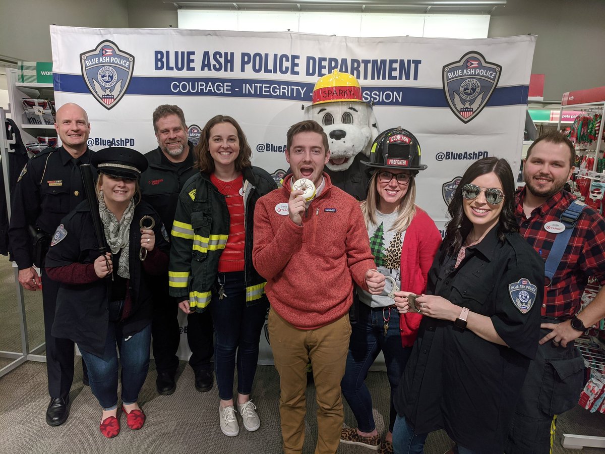 Meggie_LS's tweet photo. Tonight T2557 hosted the Blue Ash PD and Fire Departments for Target's annual Heroes &amp; Helpers event. Thank you APTL Sam for spearheading this awesome event for the community! @Teeeeedra @Hannah4Target @DanJensen411 @kelsienoe https://t.co/ThAMcw1UK0