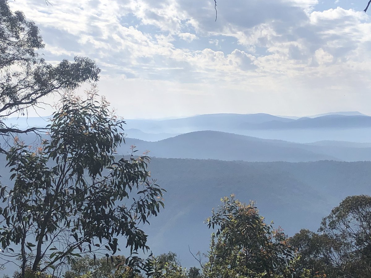 Another clear morning in the Victorian Alps. Thank god we are currently untouched by fire although the track ahead is still closed by a fire that was extinguished (by the blizzard!!!) last week. May hafta backtrack and hitch round to my next food drop at Hotham. Decisions.  #AAWT