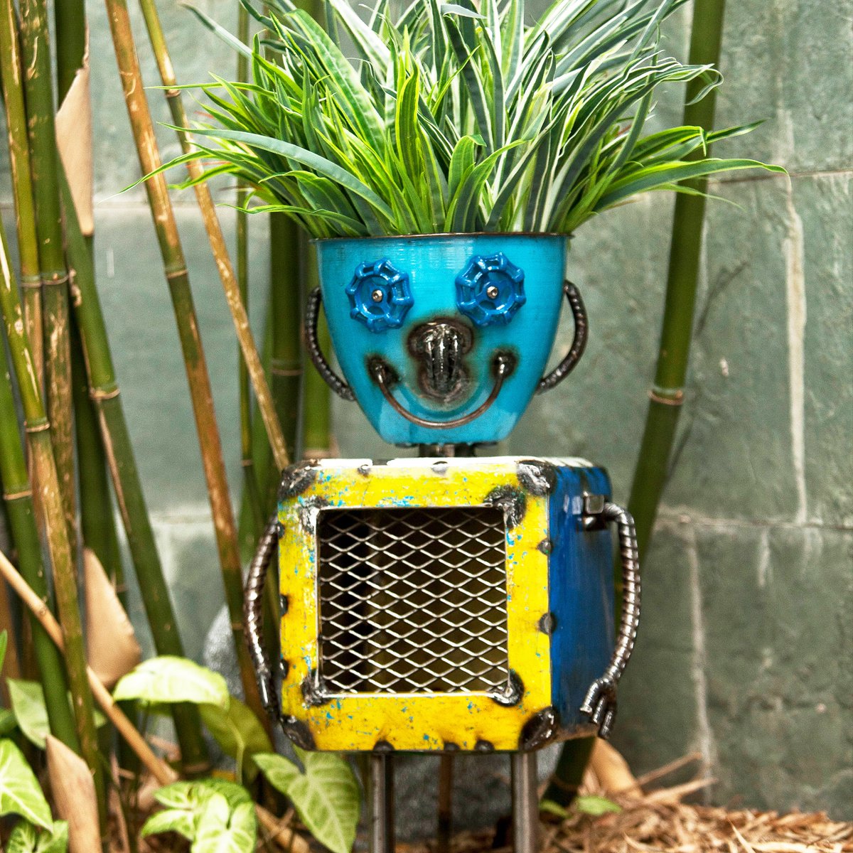 thinkoutsidetos's tweet photo. Is better way there to display your plants than in a robot’s head? This fun and original Aaron Jackson designed planter have been a bestseller since we first launched it – It is easy to see why! Recycled and Handcrafted.

https://t.co/unpPANORE6 https://t.co/HwAtlaiwbS