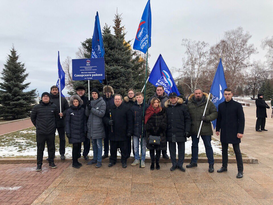 9 декабря в День Героев Отечества представители #ОМПСамРайон совместно с <a href="/SamSovDep/">Совет депутатов Самарского района второго созыва</a> приняли участие в церемонии возложения цветов к Вечному огню и горельефу «Скорбящей Матери-Родине».
#ДеньГероевОтечества #СамарскийРайон #МолодёжьСамары #ompsmr