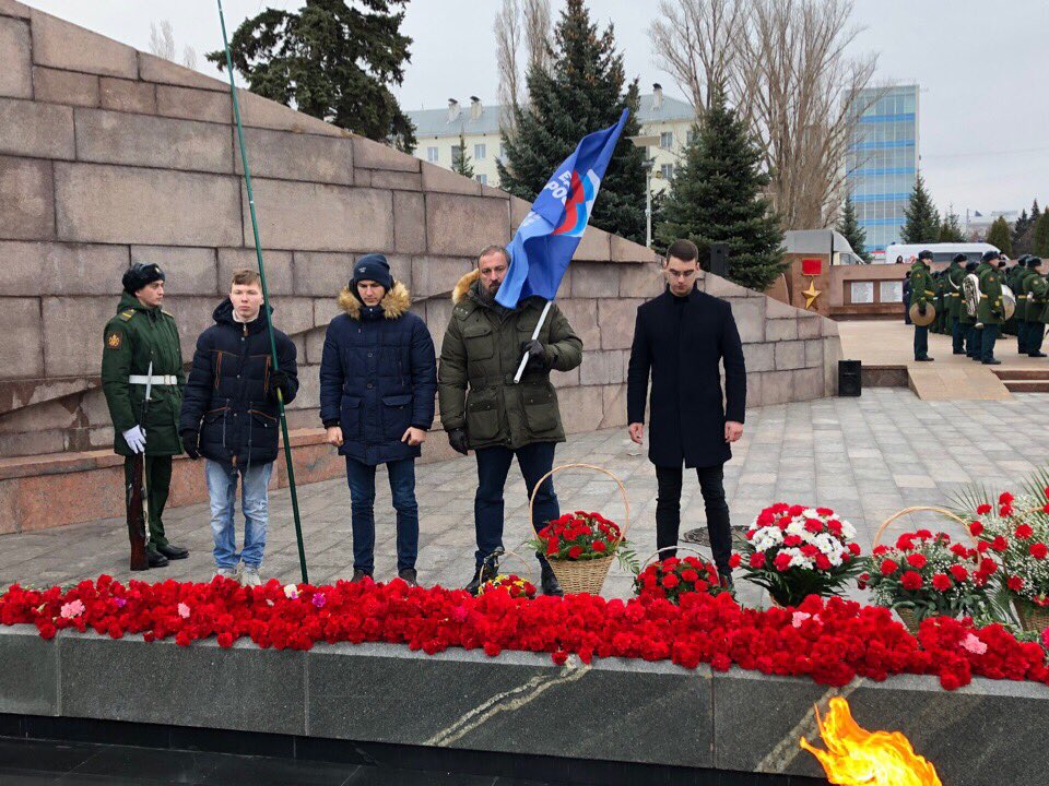 OMPSamRa's tweet photo. 9 декабря в День Героев Отечества представители #ОМПСамРайон совместно с @SamSovDep приняли участие в церемонии возложения цветов к Вечному огню и горельефу «Скорбящей Матери-Родине».
#ДеньГероевОтечества #СамарскийРайон #МолодёжьСамары #ompsmr https://t.co/HuHdc9CcjR