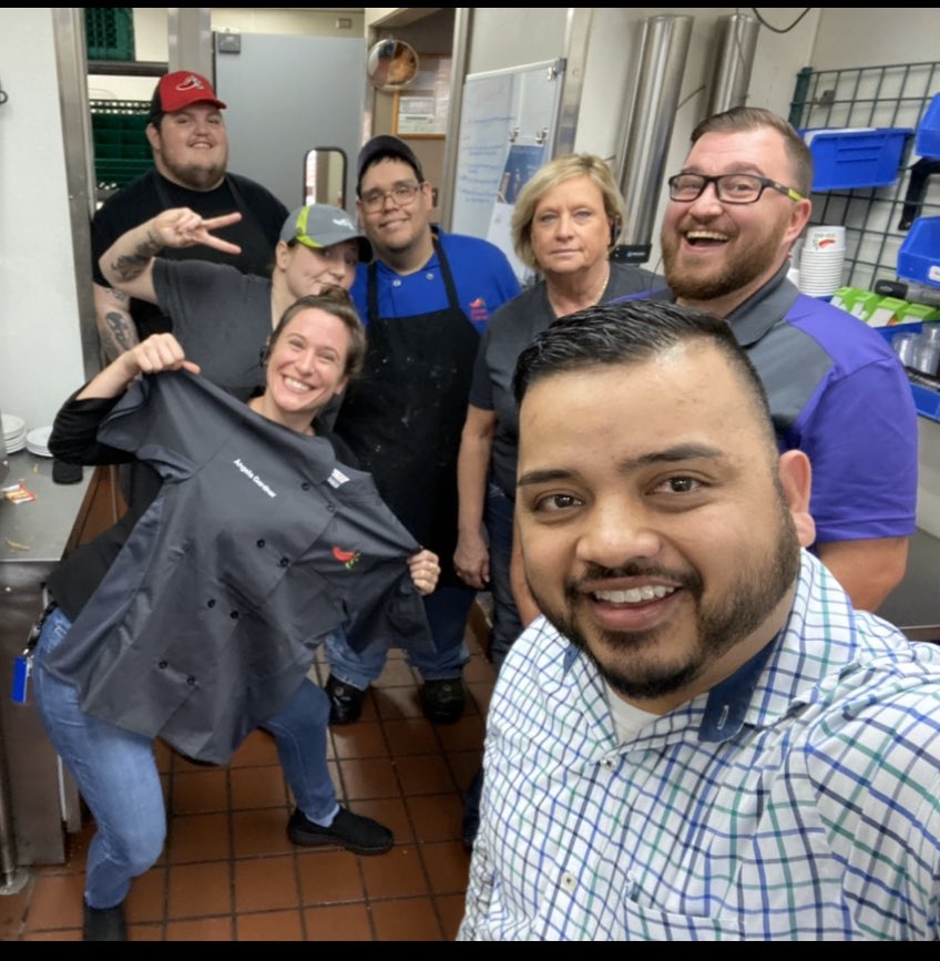 Roymascorros's tweet photo. Hi welcome to Chili’s 🌶😀

Please join me in congratulating Angela the newest CSL in the Mascorro Area, Jeremy and team Cedar Creek Lake did an amazing job training her and they are happy to have her as part of the Leadership Team! #chilisgrow #chilislove https://t.co/6qa6qa6MKe