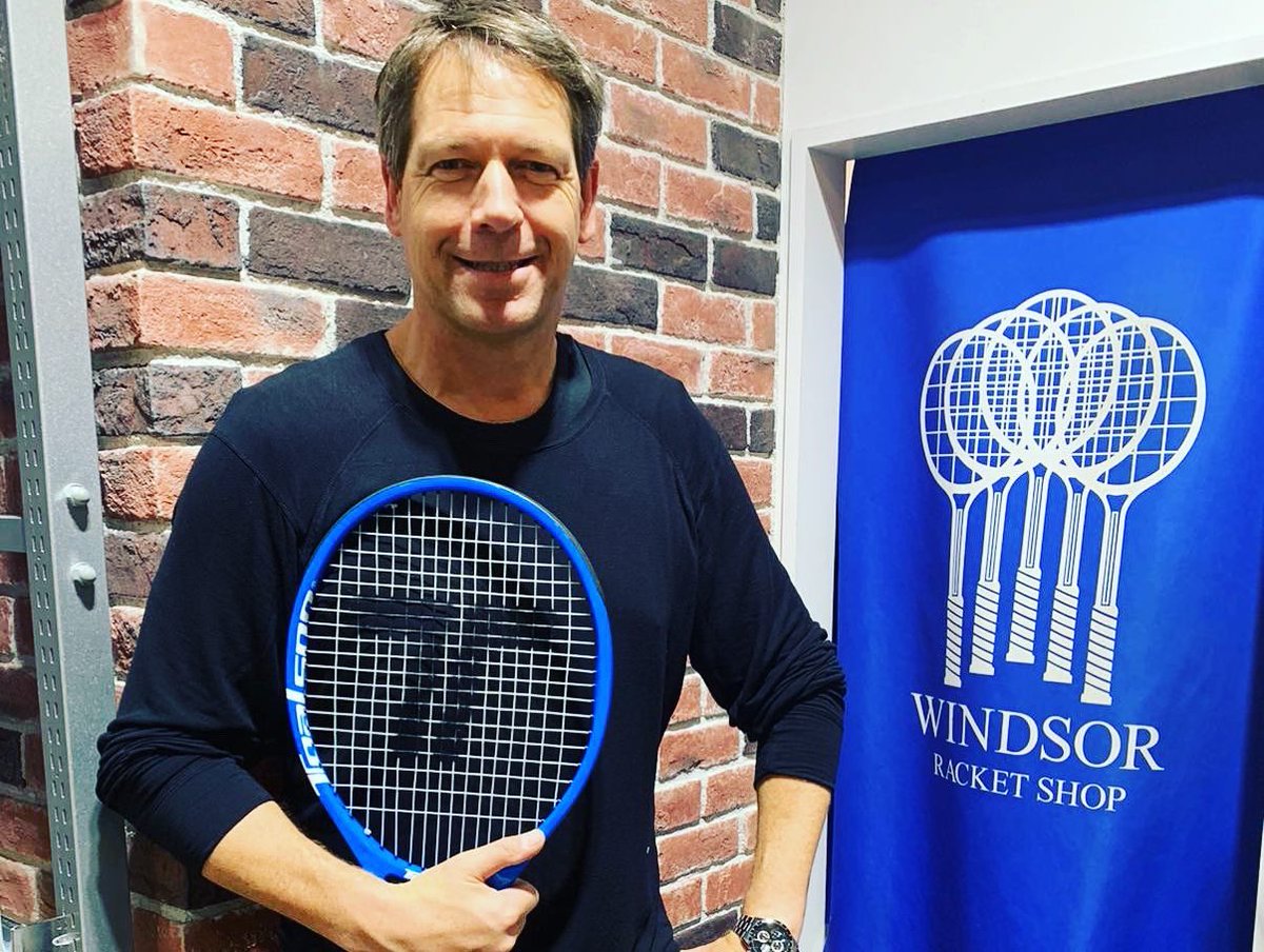 sventennis's tweet photo. Get your @toalson_roche #powerswingracket and #sweetarearacket today at #γ¦γ£γ³γΆγΌγ©γ±γγγ·γ§γγ #toalsontennis #japantennis #tokyotennis https://t.co/3T31magnaf