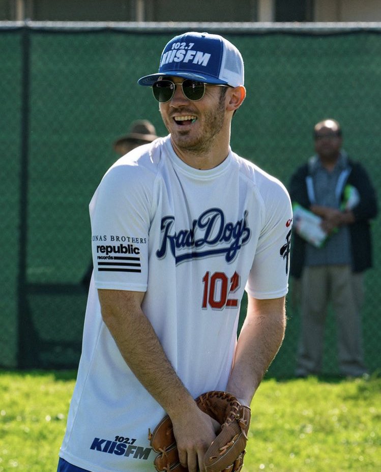 OH. MY. GOD. KEVIN 🥵

Fellow Kevin girls, how we doing right now? 😍😍