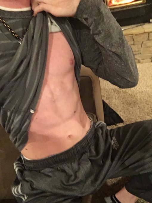 Feeling lazy by my fireplace... https://t.co/ijxS3niCay