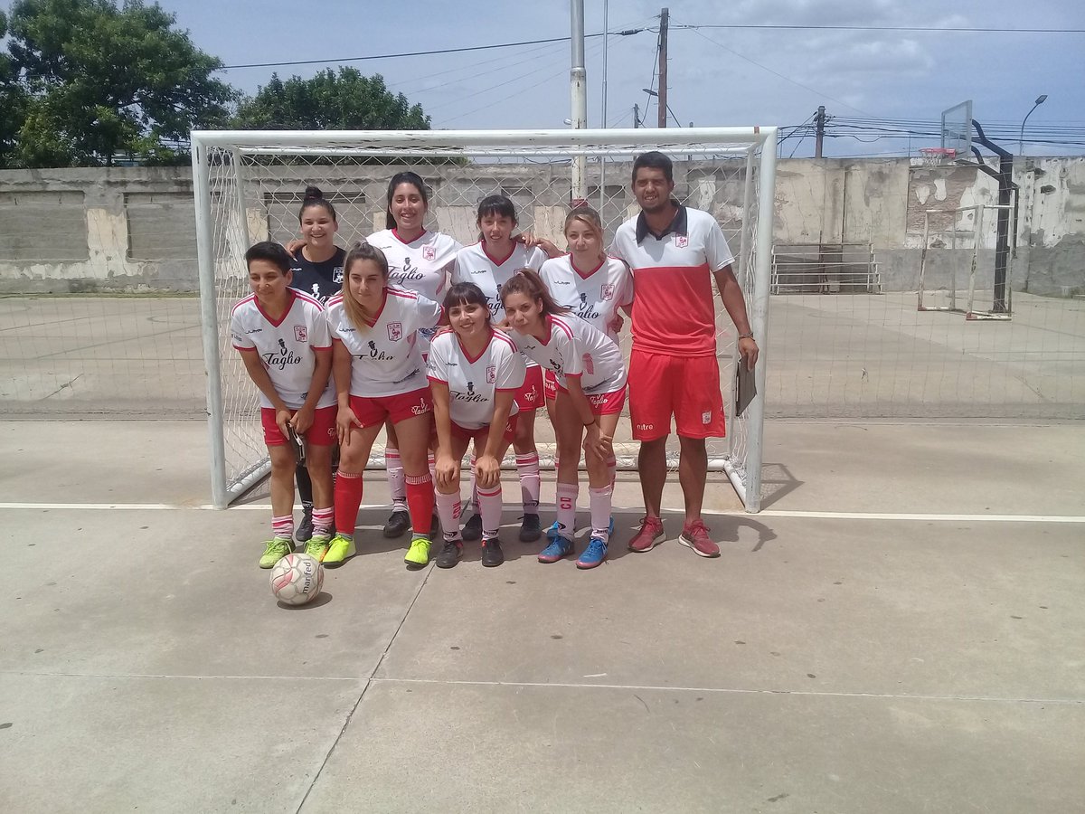 FutbolFemCDM's tweet photo. El día Domingo las cat. del #FutsalFemeninoLiga de #DepMorón recibieron a sus pares de #Cenared , en los playones Graciela Arias.
#Primera: 2-1 ✔
#Reserva: 3-2 ✔
#Tercera: 0-2 (Amistoso) ❌
#Cuarta: 0-2 (Amistoso) ❌
#Quinta: 1-1
#Sexta: 2-0 (Amistoso) ✔
#VamosGallitas💪🐓 https://t.co/ij9icPTBwZ