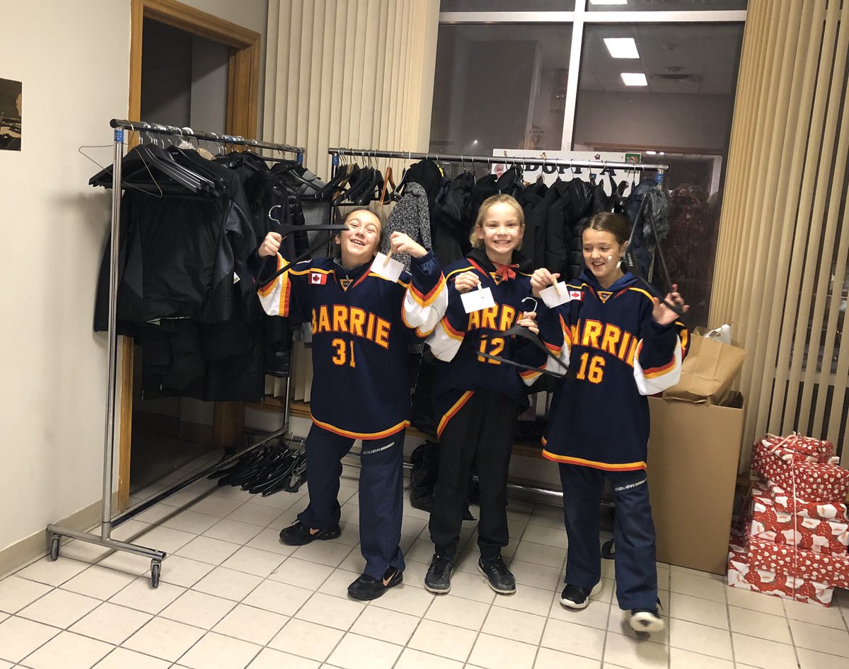 nhooper81's tweet photo. Atom AA @BarrieSharks were busy tonight lending many hands to the @SeniorWishAssoc Wrap Up Night in Barrie! The girls had a blast assisting with coat check, wrapping gifts for Seniors, making crafts, and more! 🦈🏒 #community #barriesharks #hockey #teamwork #wrappingisfun https://t.co/8bvprHeJiI