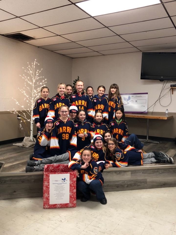 nhooper81's tweet photo. Atom AA @BarrieSharks were busy tonight lending many hands to the @SeniorWishAssoc Wrap Up Night in Barrie! The girls had a blast assisting with coat check, wrapping gifts for Seniors, making crafts, and more! 🦈🏒 #community #barriesharks #hockey #teamwork #wrappingisfun https://t.co/8bvprHeJiI