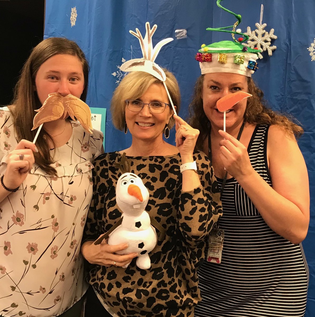CindyEiland's tweet photo. Fourth grade enjoying some frozen time at lunch. #LMETweetForATreat https://t.co/Bg39cVhygX
