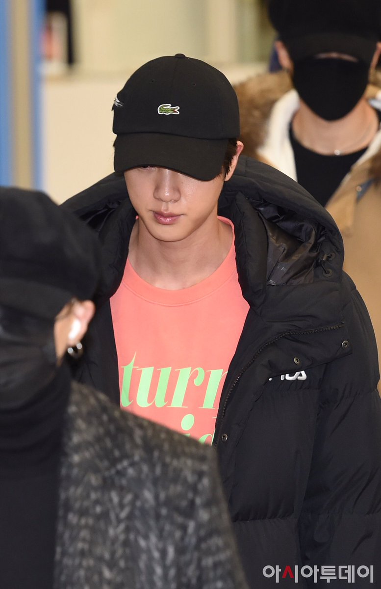 SeokJin_MX's tweet photo. *FOTOS* 191209 #BTS #JIN #방탄소년단 @BTS_twt

Jin en su llegada al Aeropuerto de Incheon después de visitar Los Ángeles 🇺🇲 🇰🇷

| #SeokC | SeokJin México 🌸
©jinniesarchive https://t.co/dUHmHlk49i