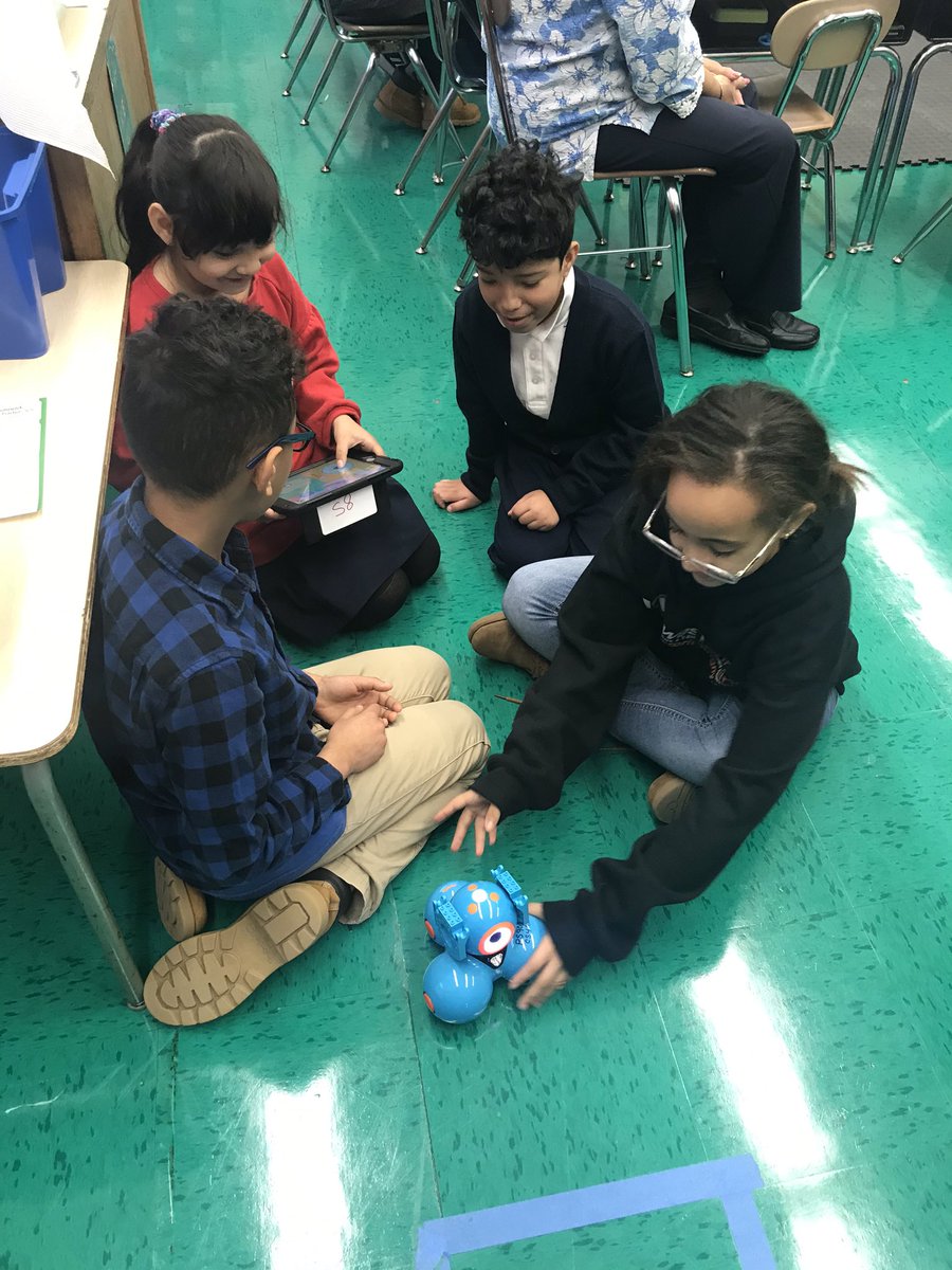 kjcharris's tweet photo. Day 1 of CS Ed Week. Buddy Coding - students working as facilitators to help their younger peers problem solve. 👩🏽‍💻💻🕹@ps90_q @learningdrive @CSforAllNYC @District27NYC @QSNYCDOE @NYCSchools @DOEChancellor https://t.co/4vAsQbqloI