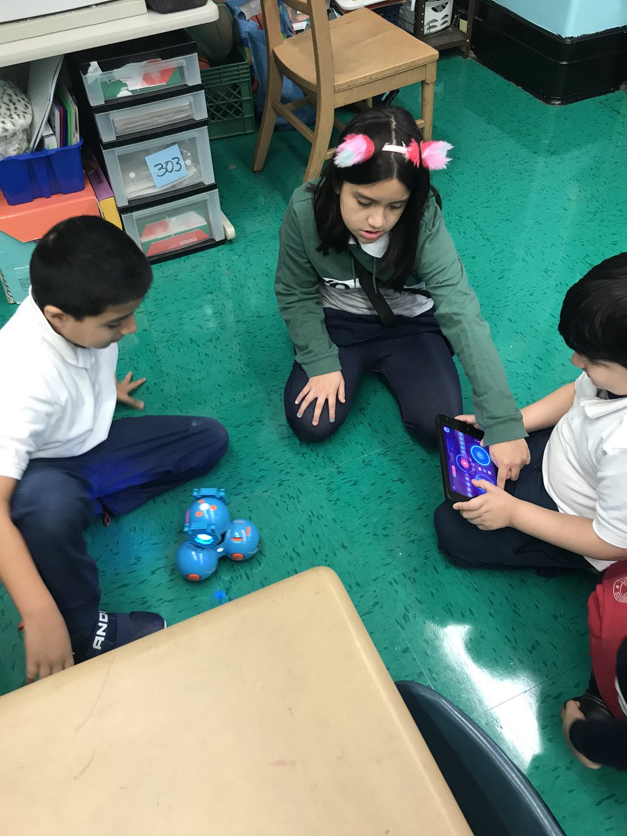 kjcharris's tweet photo. Day 1 of CS Ed Week. Buddy Coding - students working as facilitators to help their younger peers problem solve. 👩🏽‍💻💻🕹@ps90_q @learningdrive @CSforAllNYC @District27NYC @QSNYCDOE @NYCSchools @DOEChancellor https://t.co/4vAsQbqloI
