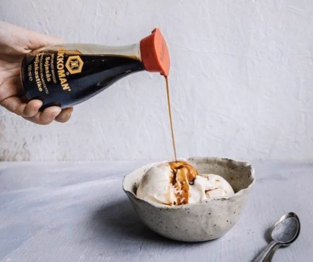 この広告間違ってない？フィンランドのキッコーマンの広告でバニラアイスに醤油をかけてしまうwww