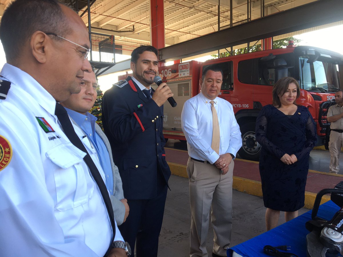 JDBConvInt64's tweet photo. Finalmente, los Comandantes de los cuerpos de bomberos beneficiados, recibieron el equipo y la motobomba que llegarán a diferentes municipios para fortalecer la respuesta de servicios de emergencia. https://t.co/kzm816dN14