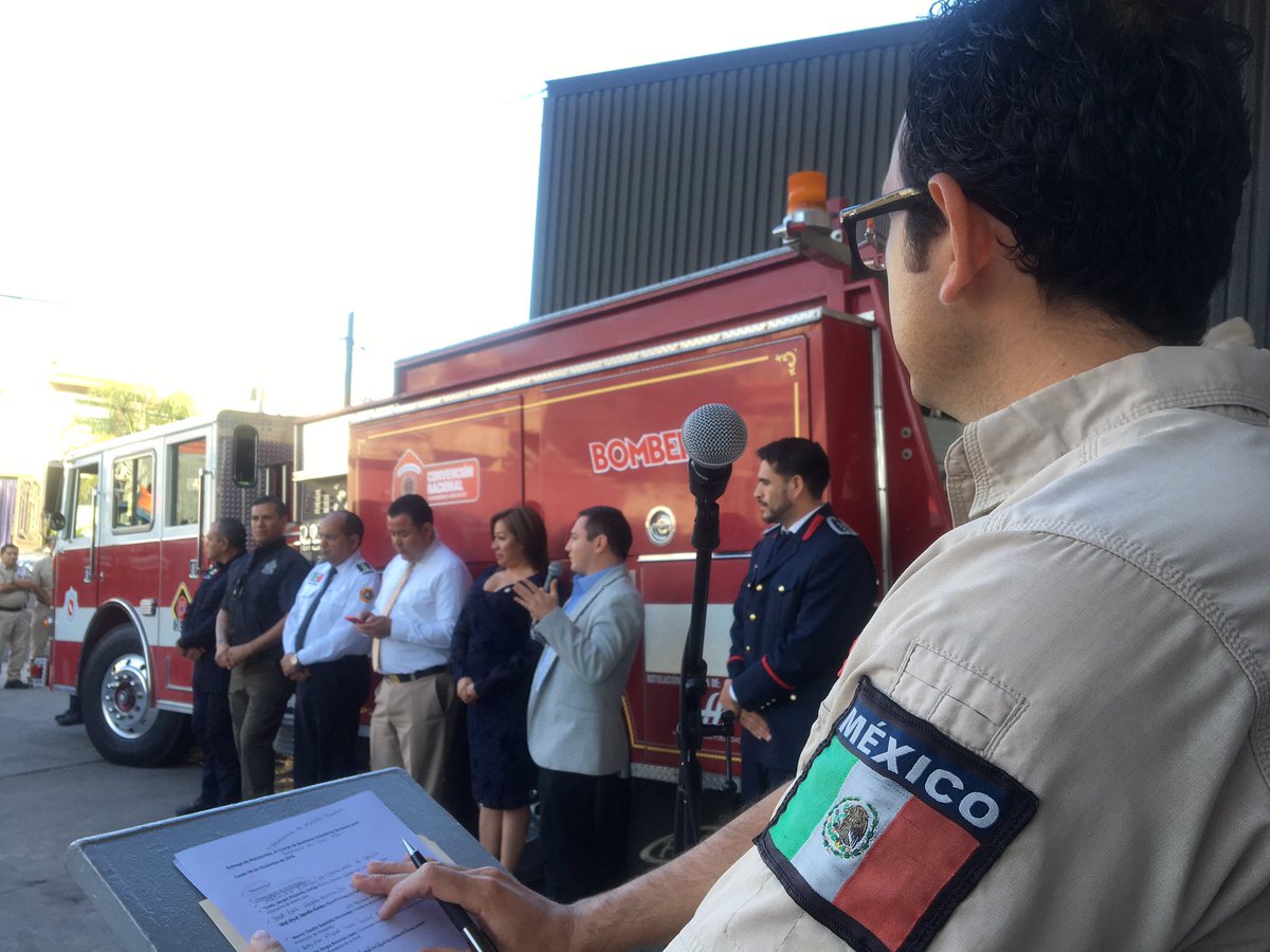 JDBConvInt64's tweet photo. Finalmente, los Comandantes de los cuerpos de bomberos beneficiados, recibieron el equipo y la motobomba que llegarán a diferentes municipios para fortalecer la respuesta de servicios de emergencia. https://t.co/kzm816dN14