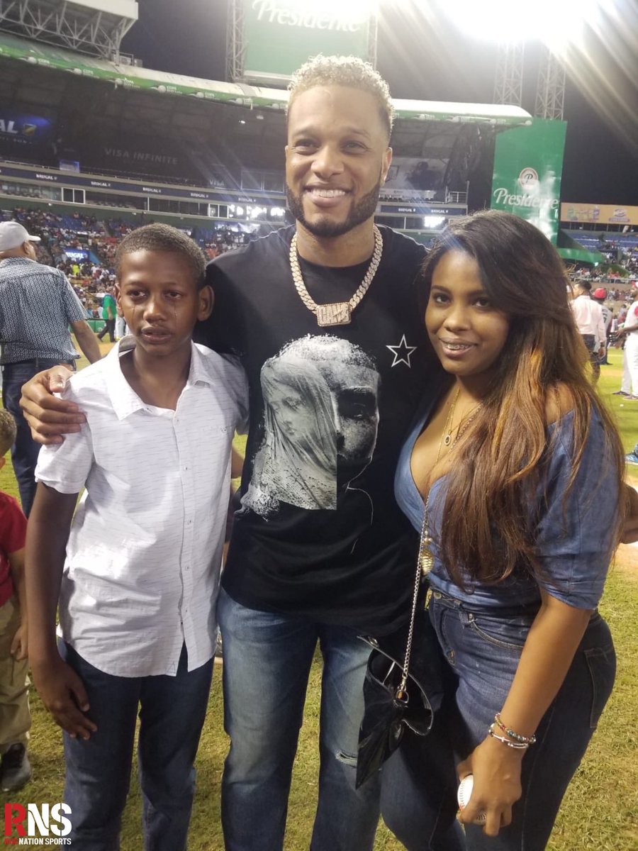 RocNationSports's tweet image. 11 years ago, @RobinsonCano paid for the open heart surgery of a Dominican boy who was in critical condition. Yesterday, the boy was reunited in tears. ❤️🇩🇴
