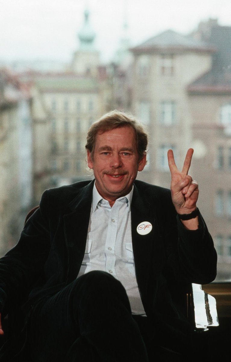 Misha_CZ's tweet photo. @navalny Did you know that Vaclav Havel planned a demonstration on 10th December 1989 = Human Rights Day? But students were faster, organized demonstration on 17th November and started the Velvet Revolution. Happy #HumanRightsDay . We are thinking of you. https://t.co/MymW48eW3a