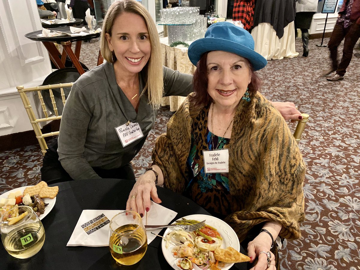 Justsaysj's tweet photo. 👋 Lots of mingling at our cocktail hour tonight!
#HearHerStory #WES19 #girlpower https://t.co/0grU8HqF1l