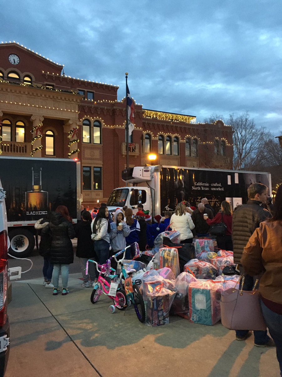 carroll_CREW's tweet photo. Tune in to Fox News to see the CREW!! #toysfortots https://t.co/PJPJqP7U0h