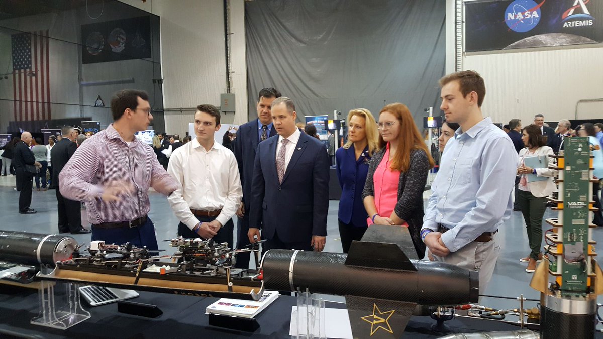 LearnWithNASA's tweet photo. ICYMI the✨#Artemis generation✨ showed @JimBridenstine and @NASA_Marshall’s Jody Singer how they are solving @NASA challenges🏆 @NASAexplores  Learn more: https://t.co/eGrEhn3Ur1 https://t.co/xFWAvsBusj