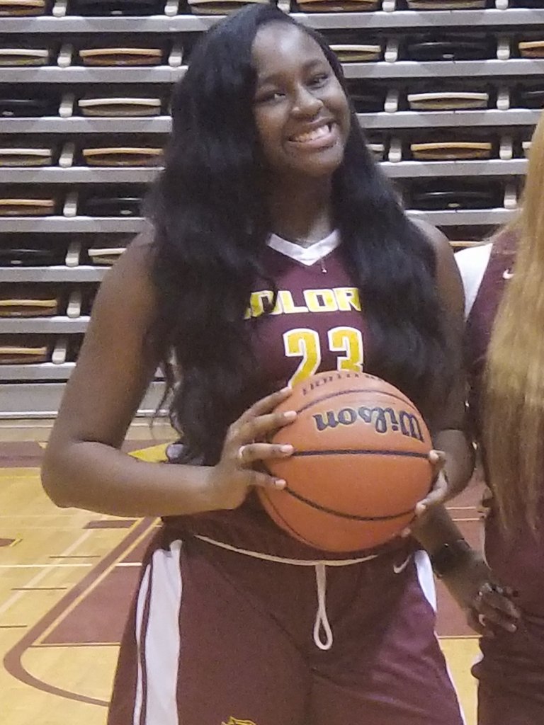 Soloriowbb's tweet photo. Great week of basketball finishing 3-1, 1-1 on the week.  I think we finally figured out who we are.  Player of the week: Class of 21' F/G Sidney Kelly - weekly average 21pts 14 rbs 6.5 steals. https://t.co/tAK9exluVS