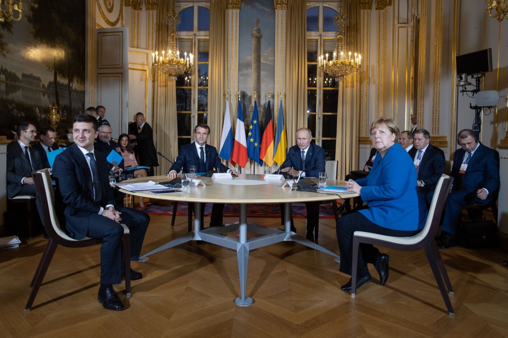 InfoResist's tweet photo. Зеленский о границе: Путин настаивает на том, что подписал Порошенко. Я выступаю против https://t.co/mi7P49f1Pf https://t.co/U73Dk8d4ji
