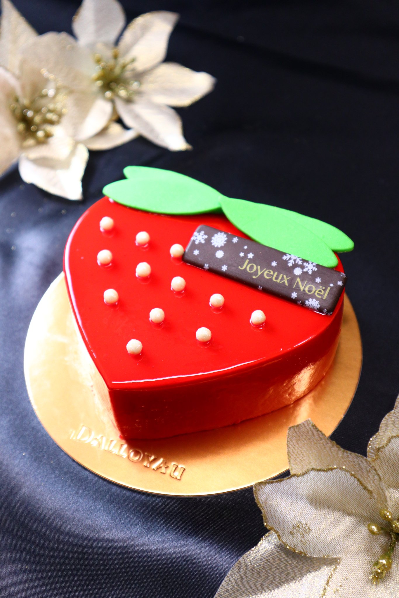 ダロワイヨジャポン 公式 世界旅行マカロン発売しました フレーズ クール イチゴ のコンポートとムースの組み合わせ 見た目も可愛らしいハート型のイチゴのケーキ サイズ 約12cm 12cm ただいま店舗にて ご予約承っております ダロワイヨ