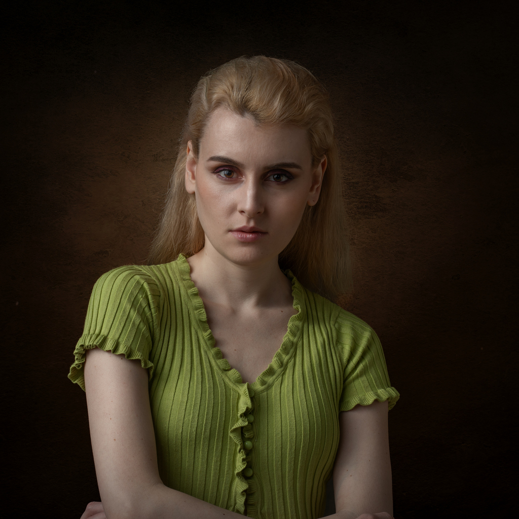 PhotoRP's tweet photo. Artistic Portraiture in studio with  @sendbends Hair and makeup by @moiragarrmua https://t.co/HuwDFvDfmR