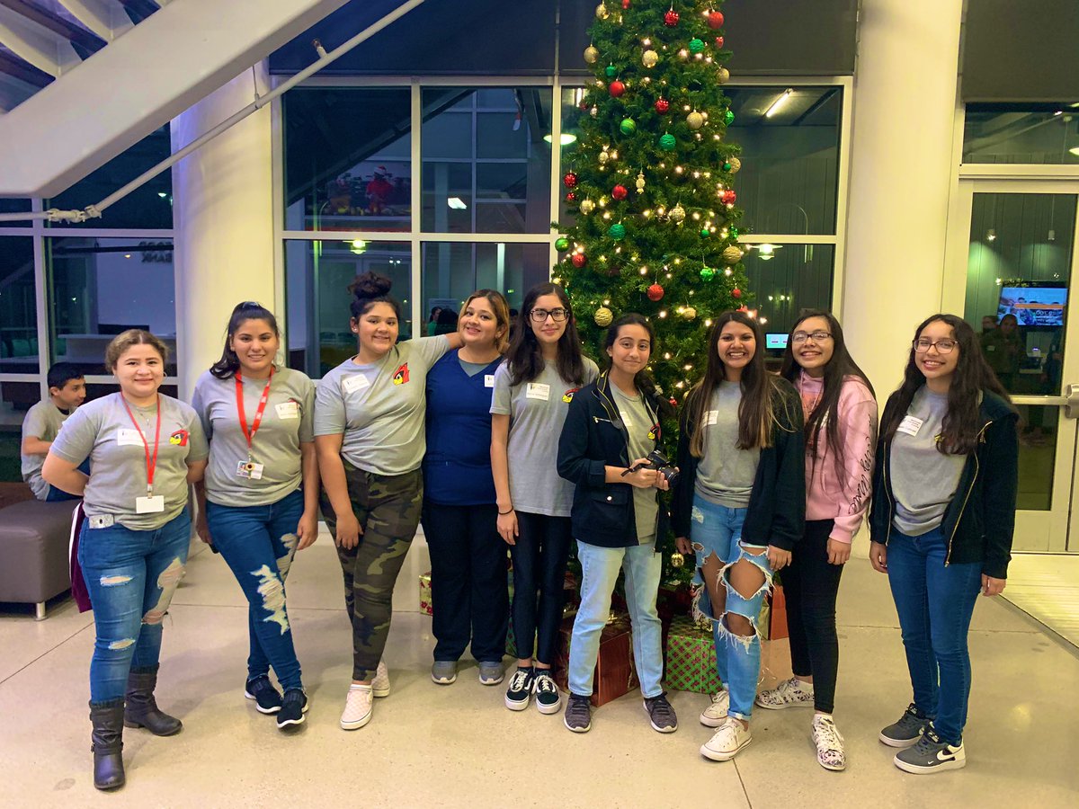 DVGEARUP's tweet photo. Our GEAR UP Club students are eager to make a difference in our community and give back this holiday season! Tonight, we are volunteering at @CTXFoodBank!!! Join GEAR UP club for opportunities to participate in leadership and community service projects! #gearupworks #dvproud https://t.co/Adwn5MMjAK