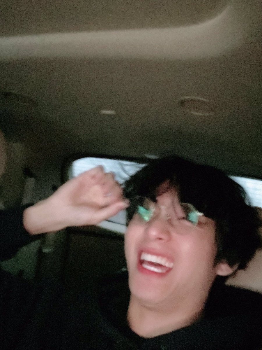 taehyungpic's tweet photo. [ Weverse #V ] ➀➁

Cutie (｡･ω･｡) 💜
#방탄소년단 #뷔 #방탄소년단뷔 #태형 #BTS #V #BTSV #taehyung @BTS_twt https://t.co/pXKQtJkk0I