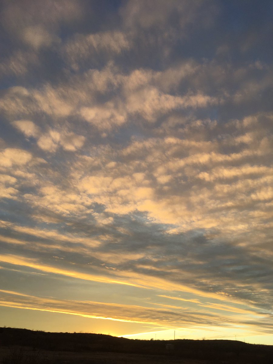 spankybrain's tweet photo. Check out the amazing #sunset over #ValleDeOro #phsky #phwx https://t.co/Wrf5sxx51L