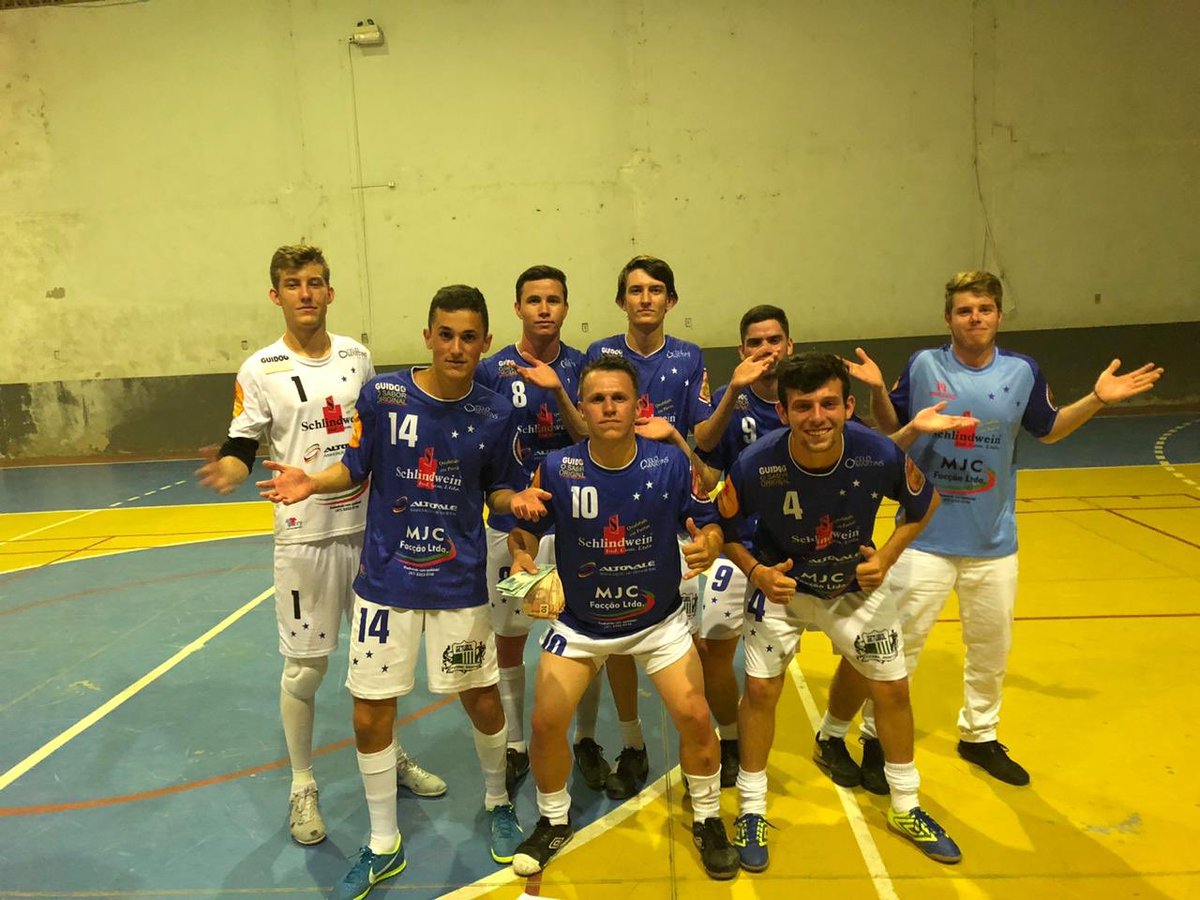 AzulMecanica's tweet photo. E deixa eu contar p vocês, DEU A LÓGICA 😂😂😂🙅🏼‍♂️ O azulão termina sua temporada tricampeão do interclasse, e deixamos o Orlando Bertoli, boa sorte a todos 🏆🏆🏆 #Cruzeiro #CruzeiroCampeao #AzulaoMecanica #TriCampeão #NimguemSegurouOsGuri https://t.co/9sr91pOQ0B