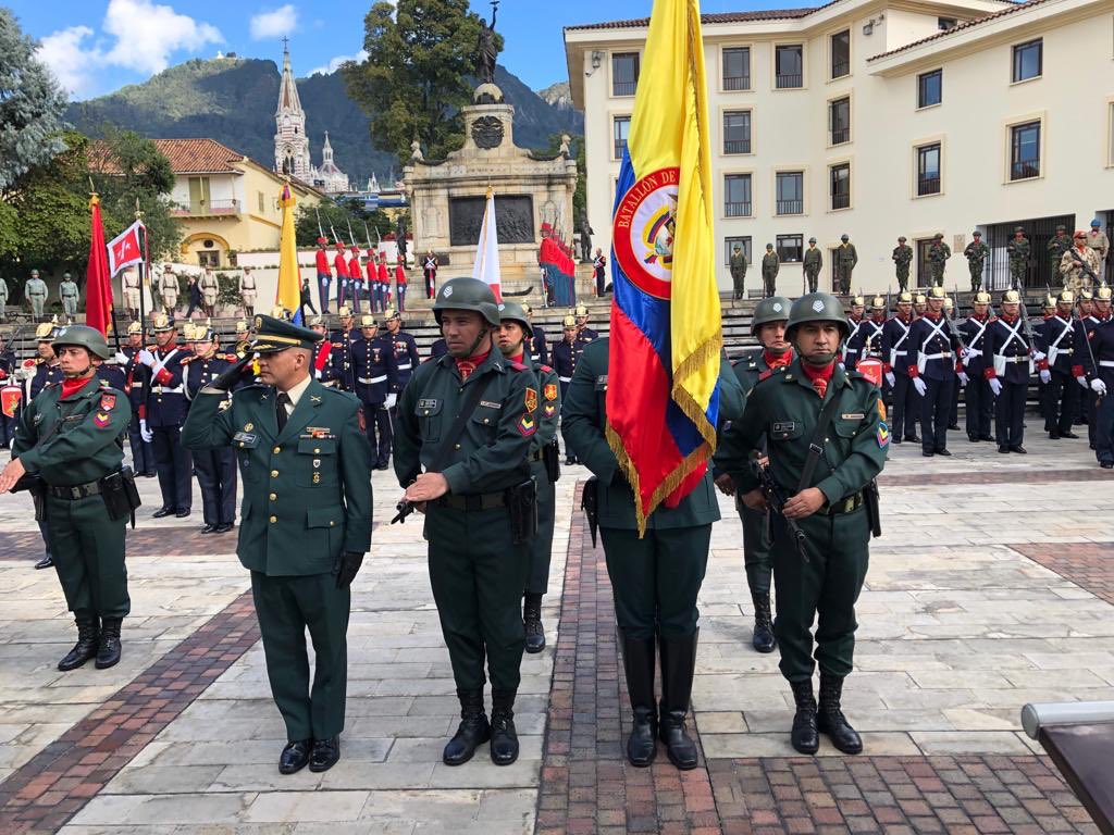 ftc_omega's tweet photo. #Destacado | En el marco del aniversario del arma de Infantería de nuestro @COL_EJERCITO, en ceremonia militar realizada en la plaza Ayacucho de la Casa de Nariño, fue condecorada la Bandera de Guerra del #BATOT7 con la Medalla Militar Batalla de Ayacucho en su categoría única. https://t.co/gjkIvyHh0l